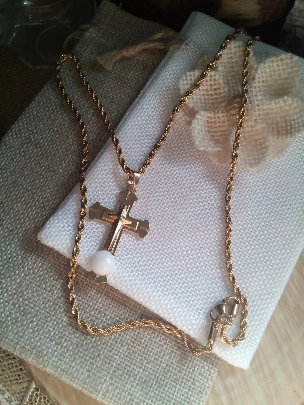 Collier sautoir doré croix et pierre de jade blanc – photo 2